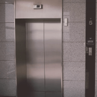 タワーマンションのよくあるエレベーター問題